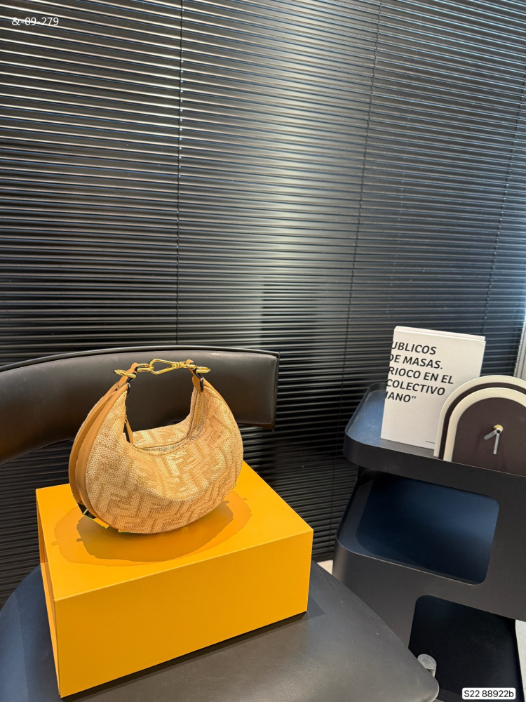 FENDI 5-color, half moon bag, wrist bag of high quality