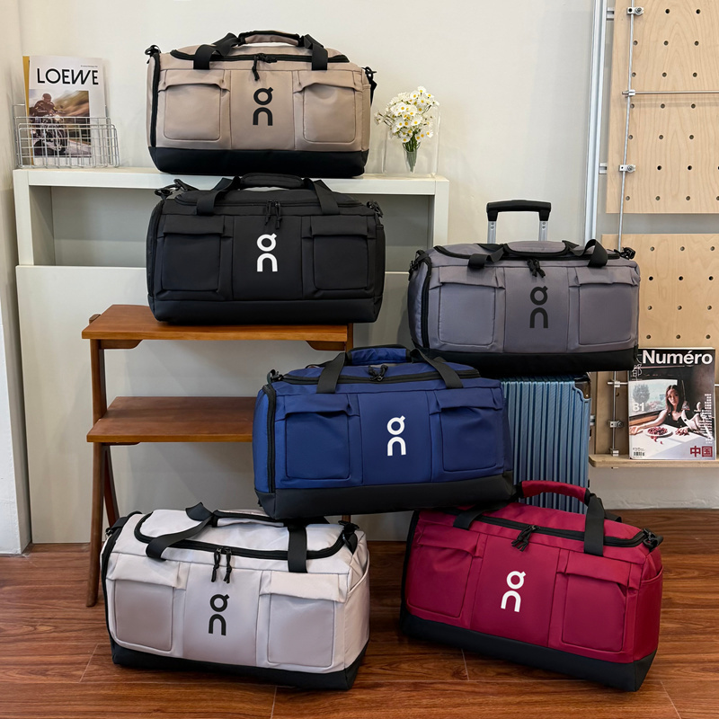 ON Large-capacity bag with separate wet and dry compartments, shoe rack, fitness and travel features.