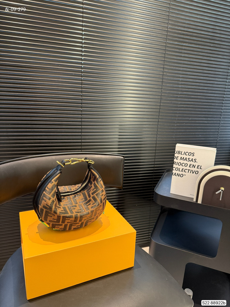 FENDI 5-color, half moon bag, wrist bag of high quality