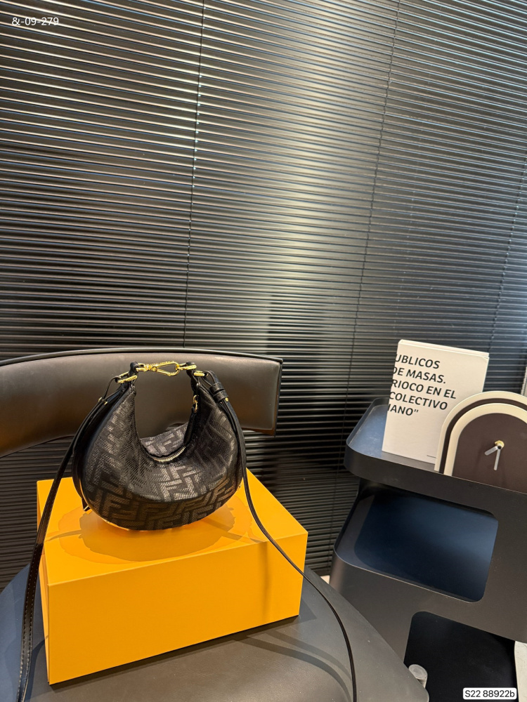 FENDI 5-color, half moon bag, wrist bag of high quality