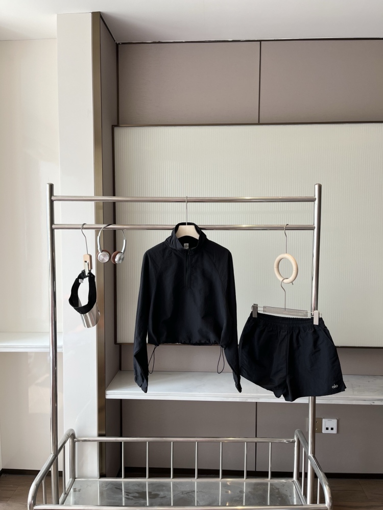Alo tracksuit short-sleeved top + shorts