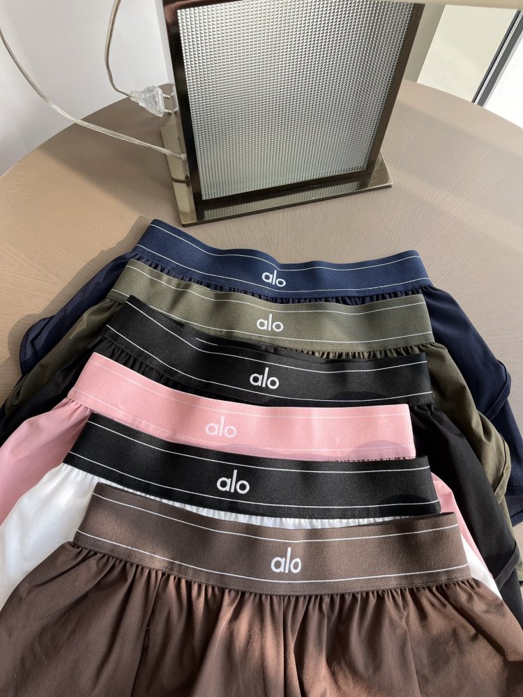 Alo Elastic-Waist Wide-Leg Shorts