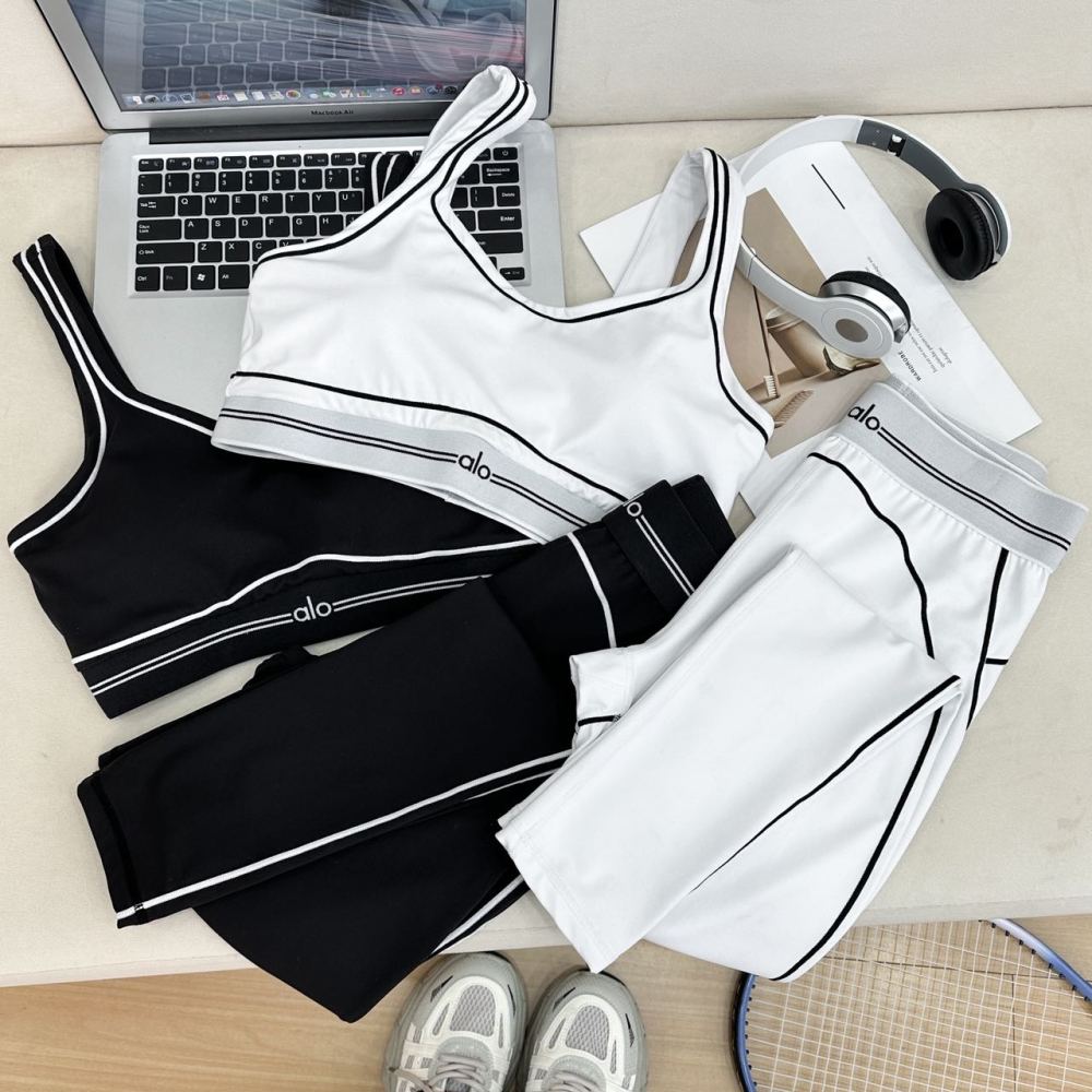 ALO Yoga Set with Striped Color Blocking, High Elasticity and Quick-Drying