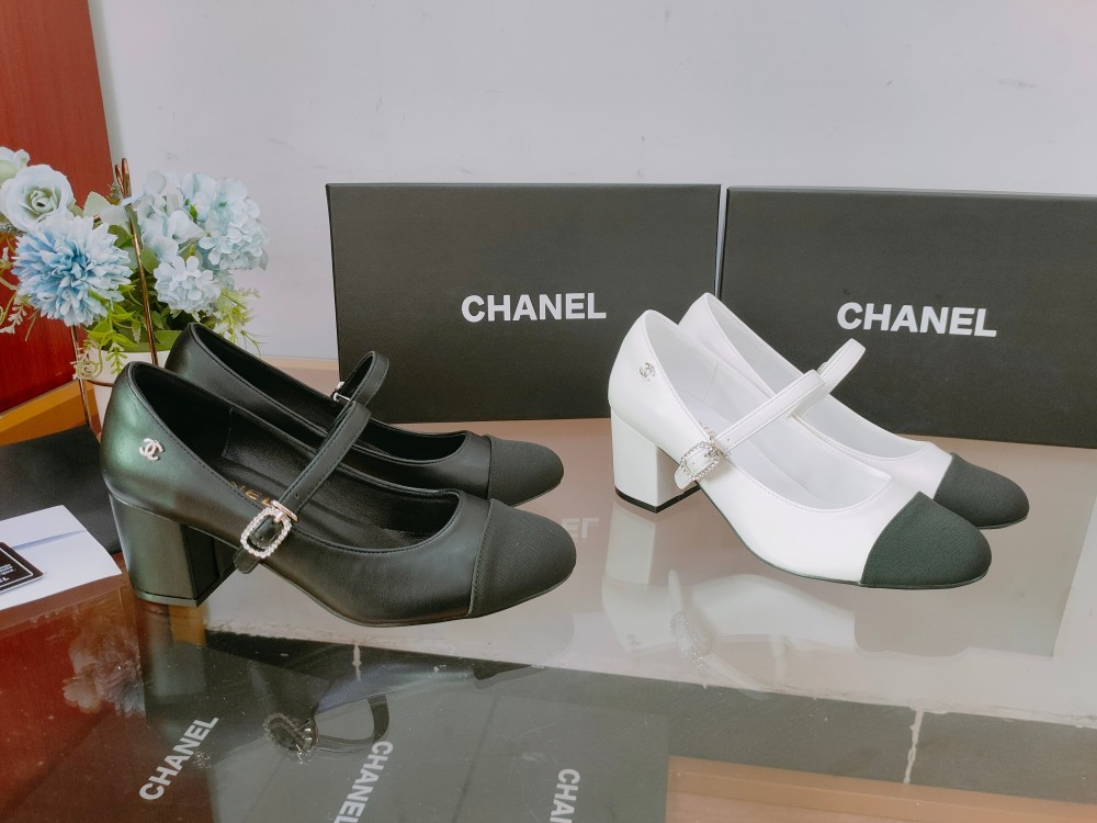 Chanel Chic satin and leather panelled block-heel pumps
