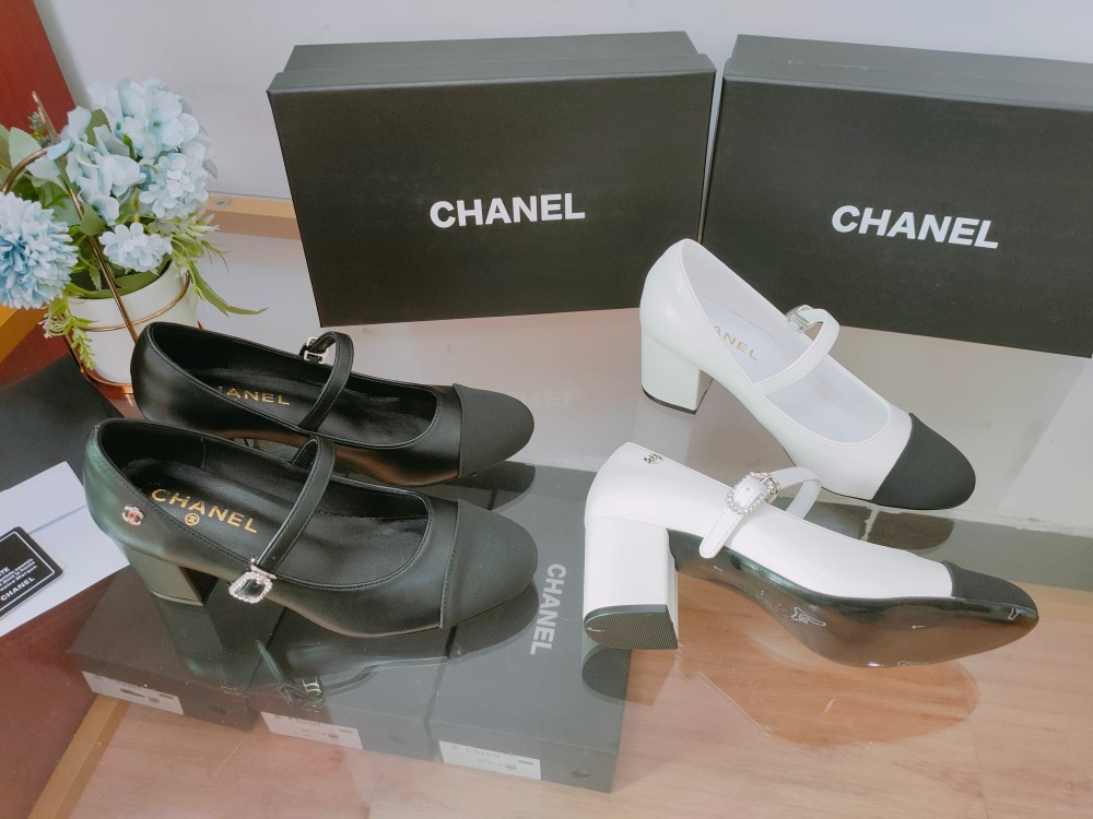 Chanel Chic satin and leather panelled block-heel pumps