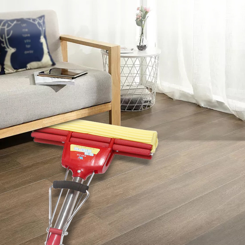 Cây lau nhà dạng lăn dày, chắc chắn, thấm hút tốt, dùng trong gia đình.