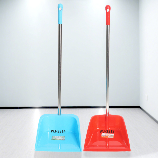 Xẻng hốt rác bằng nhựa dày dặn, bền chắc, chịu lực cao, thích hợp sử dụng trong gia đình.