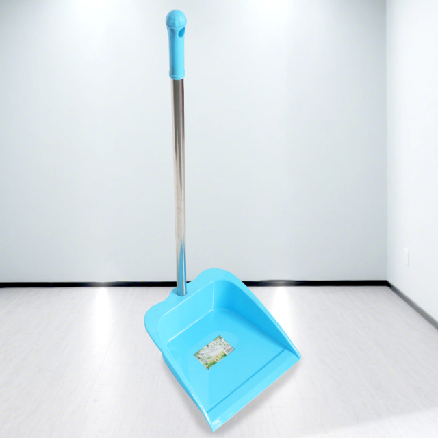 Xẻng hốt rác bằng nhựa dày dặn, bền chắc, chịu lực cao, thích hợp sử dụng trong gia đình.