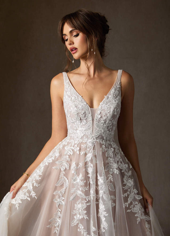 elyessen  Free pannier Diamond White A-Line V-Neck Sequins Tulle Dress