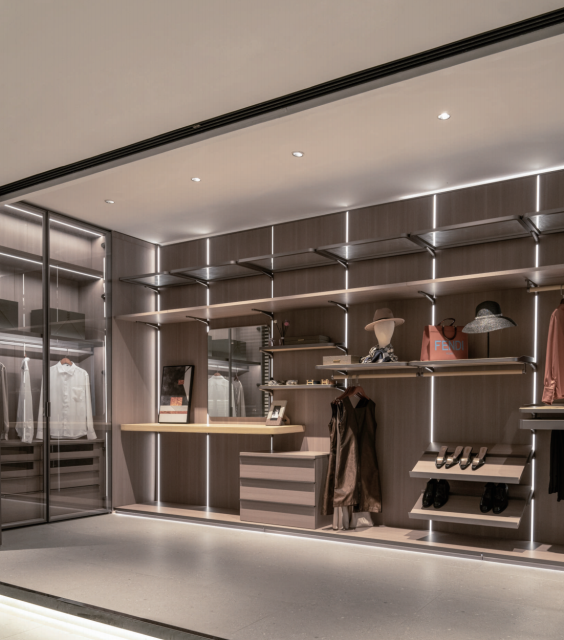 Walk in closet (columns with LED lights)