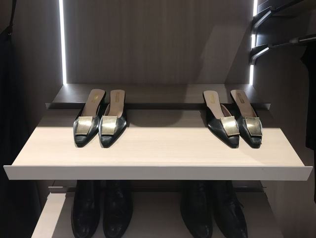 Walk in closet (columns with LED lights)