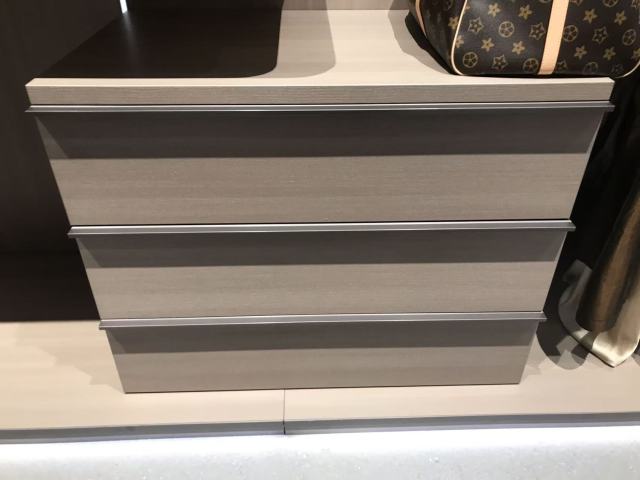 Walk in closet (columns with LED lights)