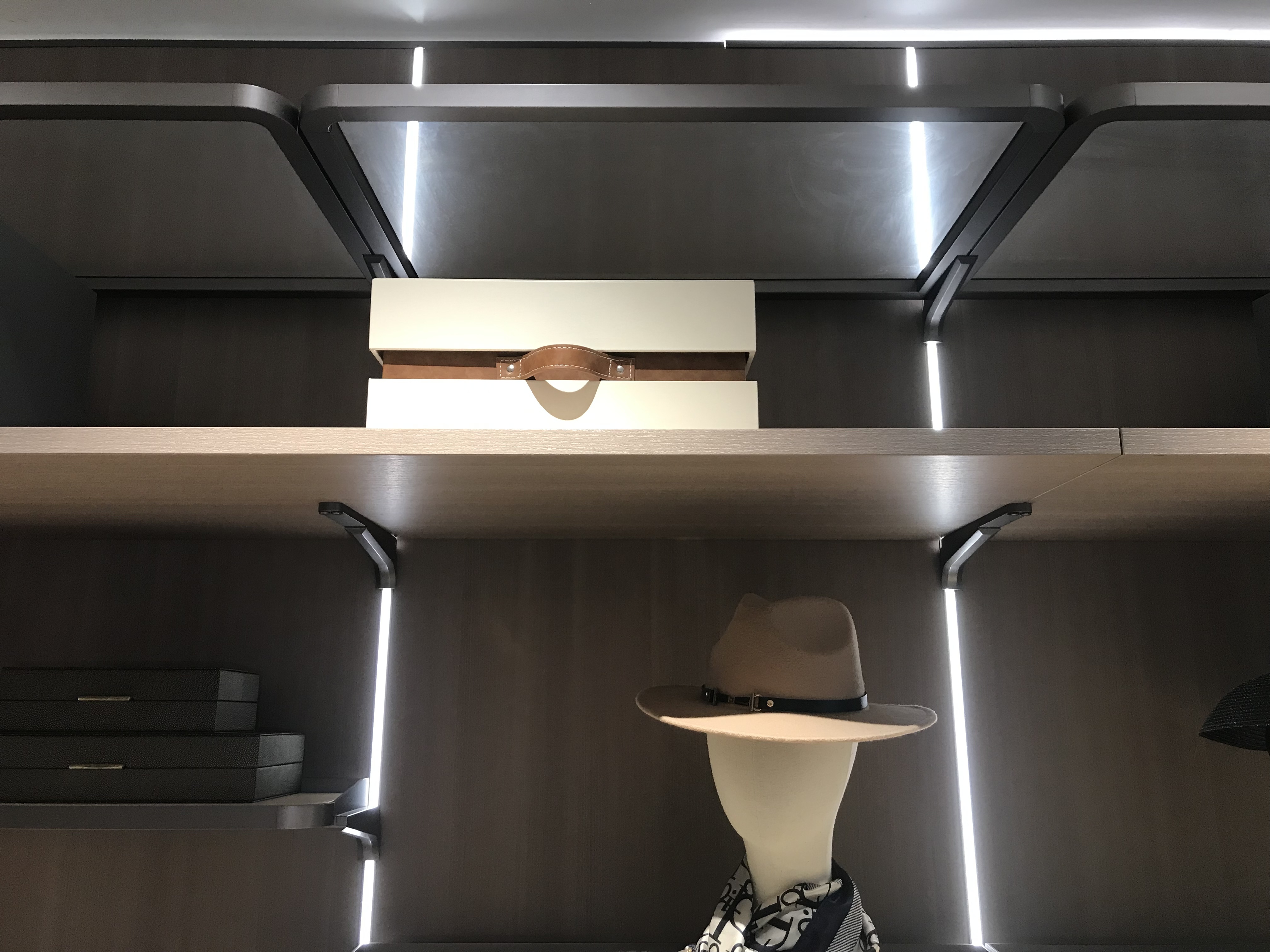 Walk in closet (columns with LED lights)