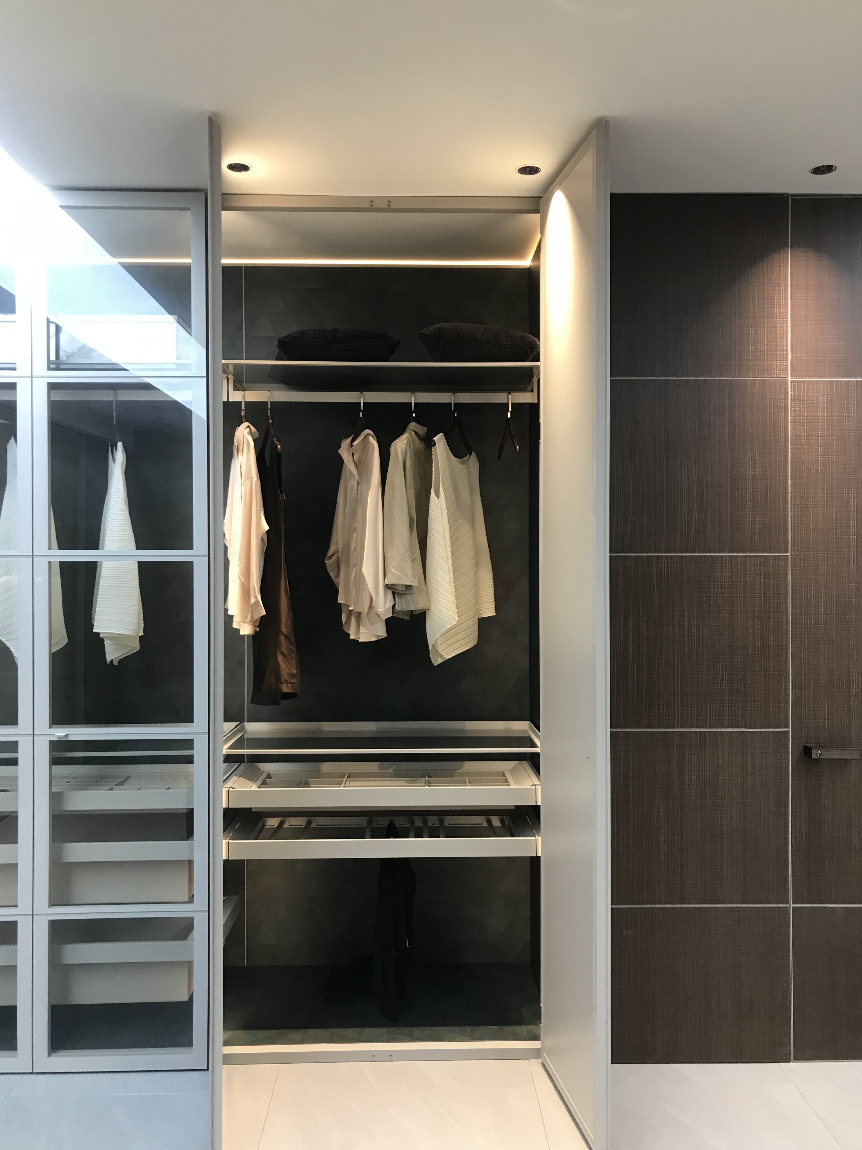 Wall closet