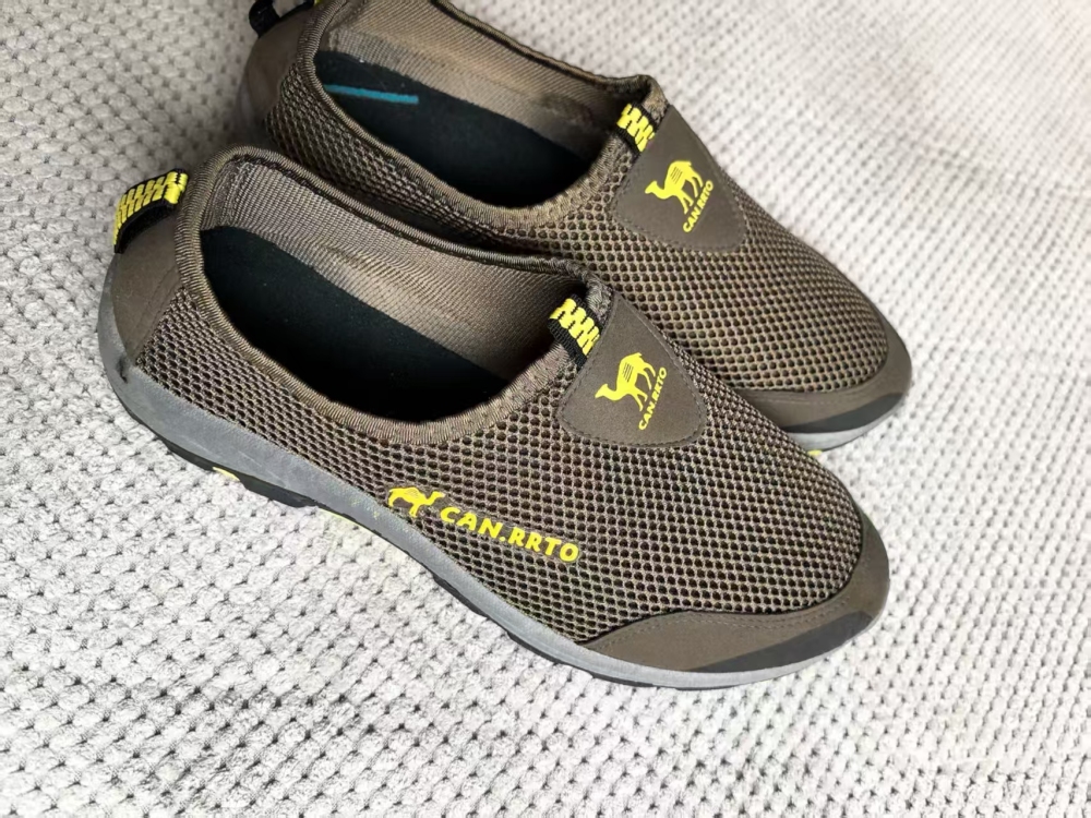 Camel Logo Slip-On Mesh Casual Shoes