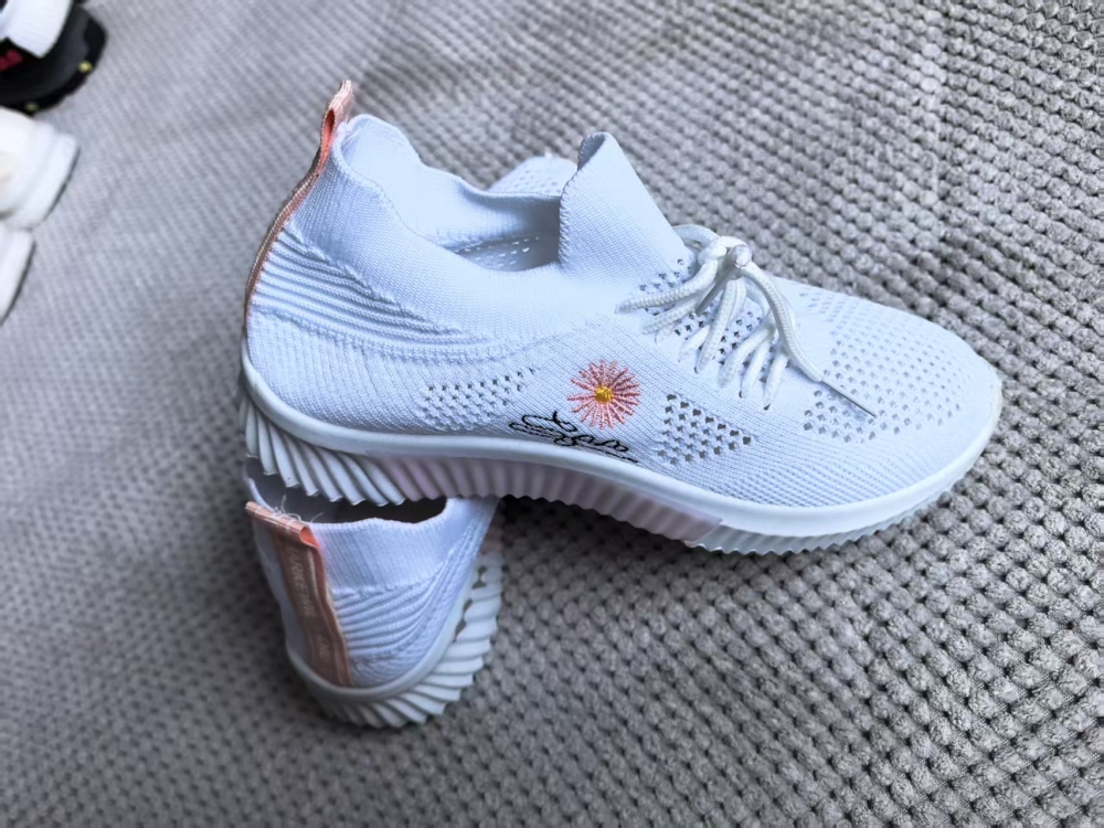 Daisy Embroidered Knit Mesh Casual Sneakers
