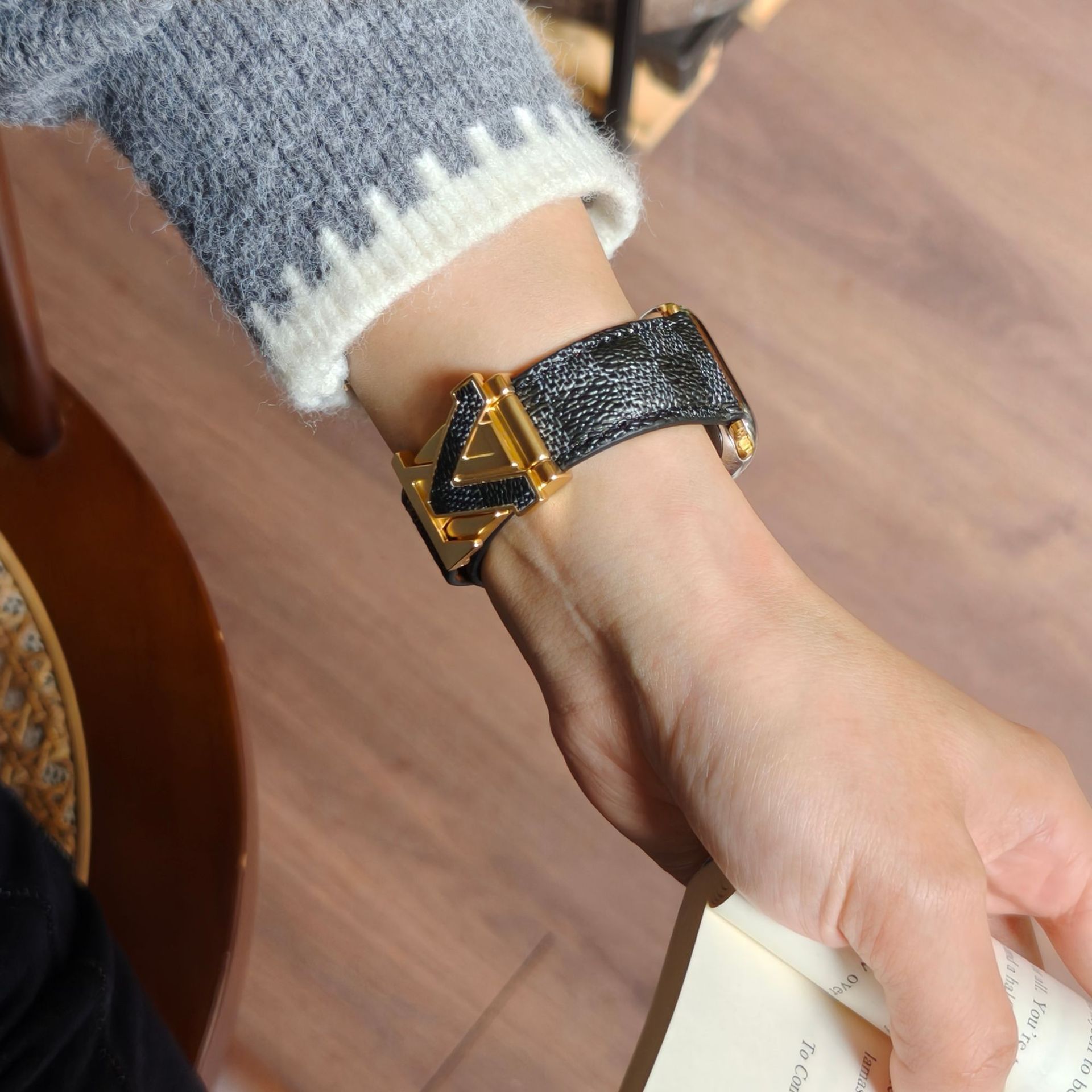 V-Clasp Leather Band-001