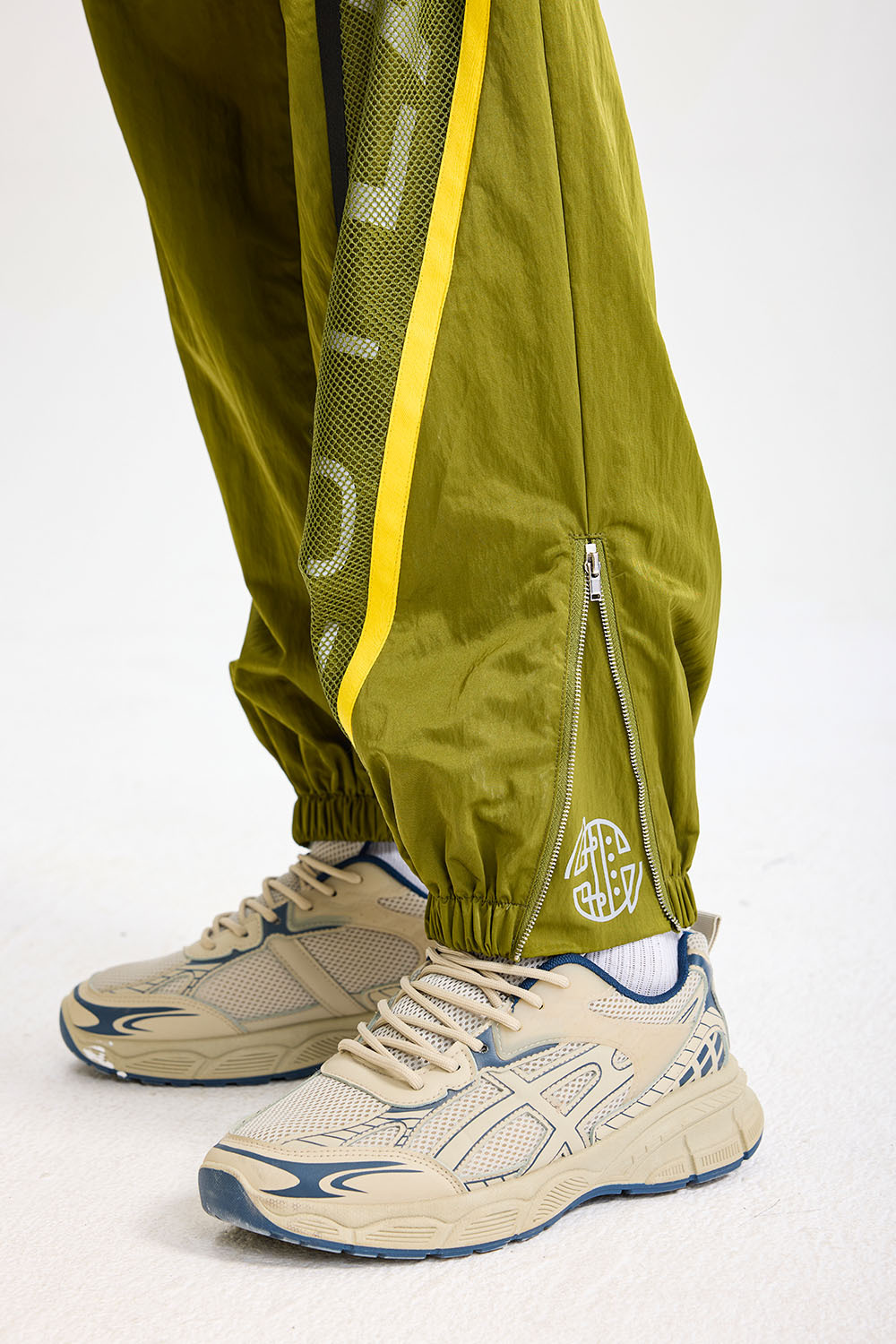 Custom Olive‑Green Stand‑Collar Diagonal Mesh Logo Tape Tracksuit 2‑Piece Set | Men Crinkle Nylon Windbreaker & Jogger Pants Retro Street Sport Sweatsuit