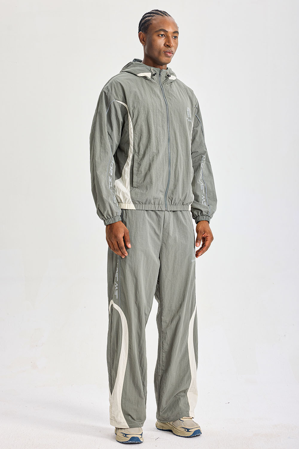 Custom Sage‑Grey Curved Color‑Block Hooded Tracksuit 2‑Piece Set | Men Crinkle Nylon Zip‑Up Windbreaker & Wide‑Leg Pants Retro Sport Streetwear Sweatsuit