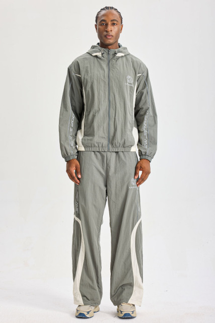 Custom Sage‑Grey Curved Color‑Block Hooded Tracksuit 2‑Piece Set | Men Crinkle Nylon Zip‑Up Windbreaker & Wide‑Leg Pants Retro Sport Streetwear Sweatsuit