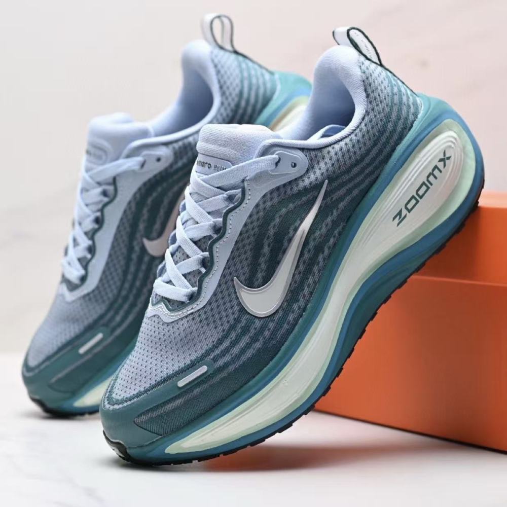 NIKE Vomero Plus