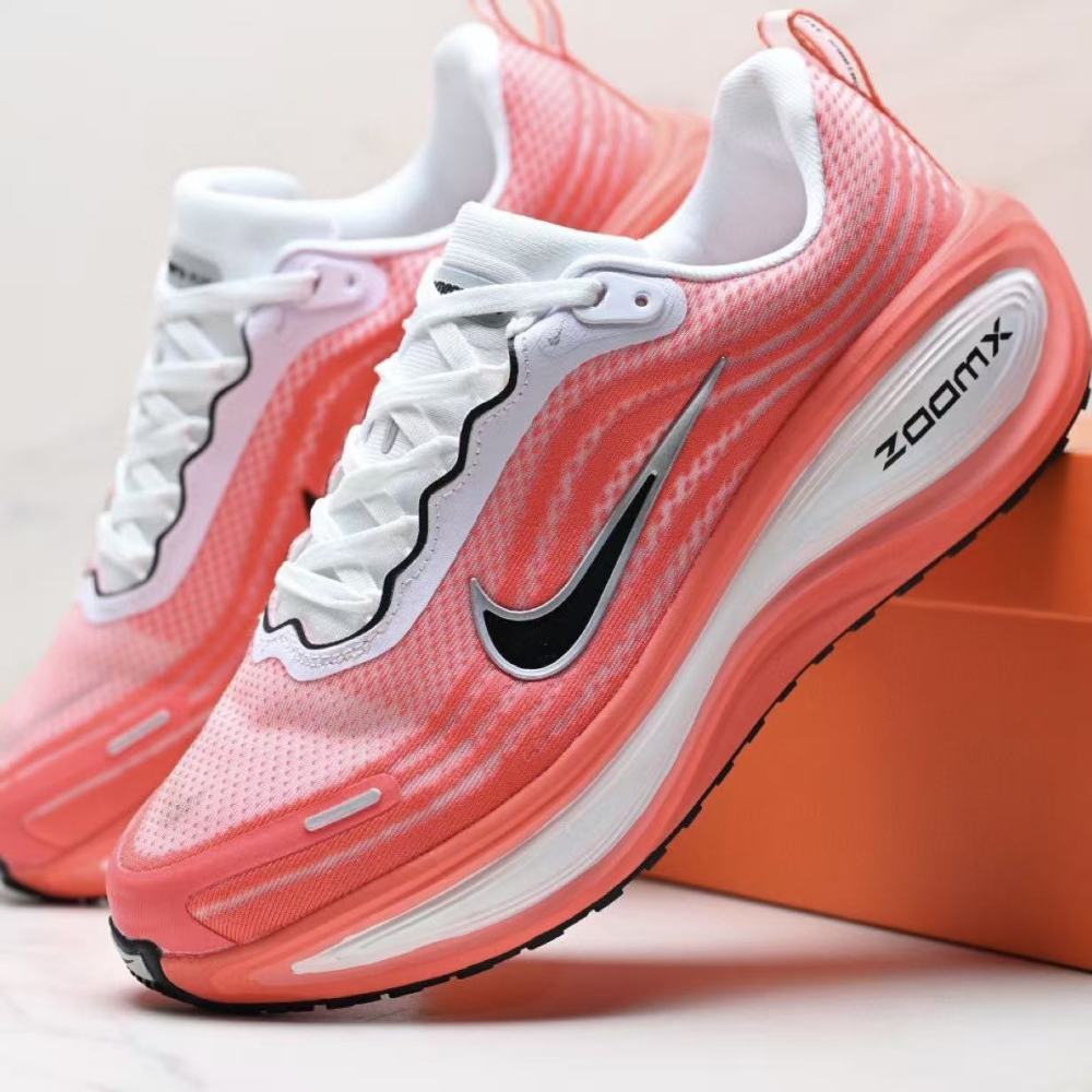 NIKE Vomero Plus