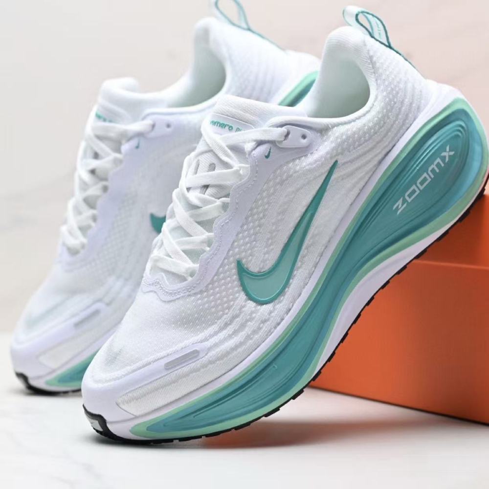 NIKE Vomero Plus
