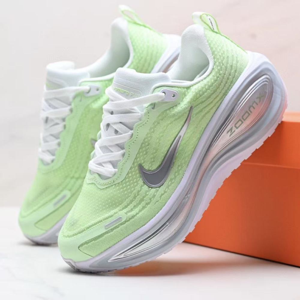 NIKE Vomero Plus