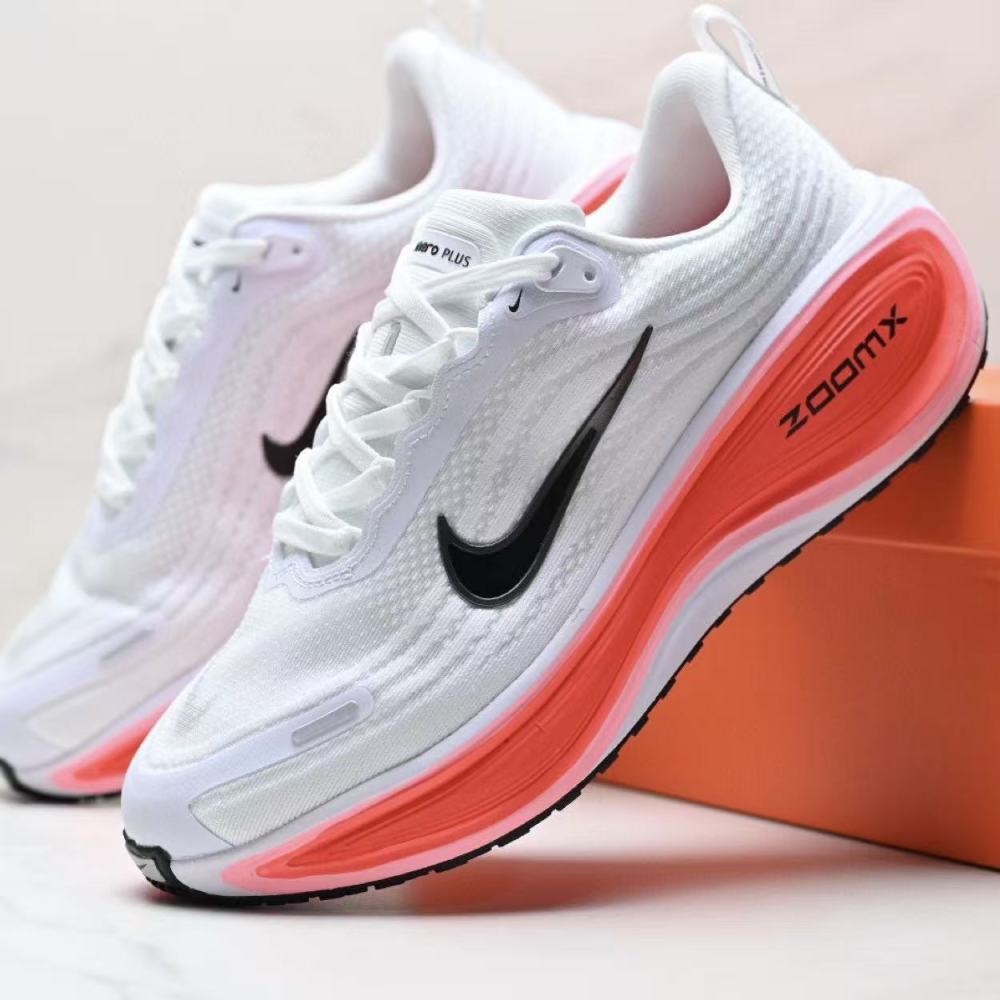 NIKE Vomero Plus