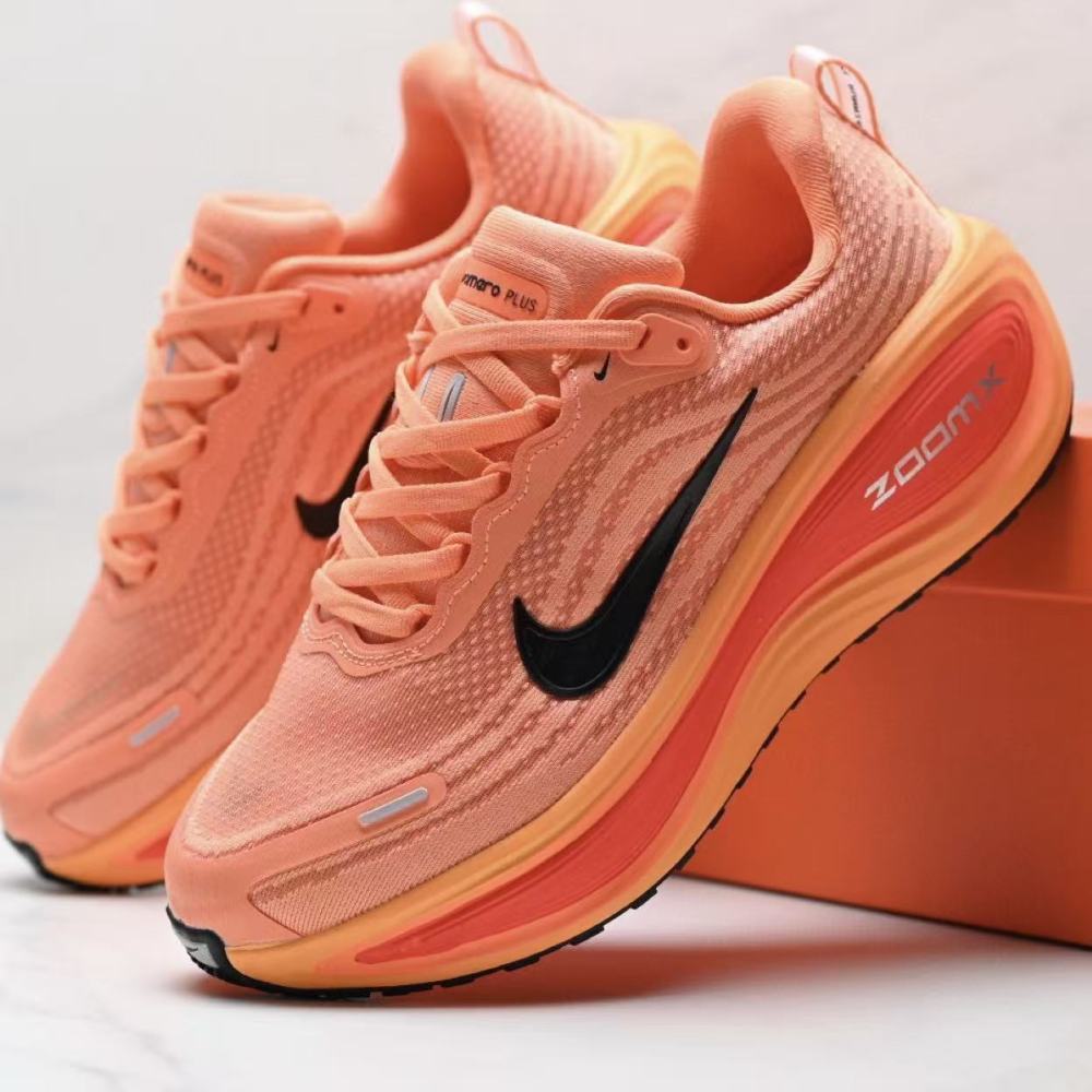 NIKE Vomero Plus