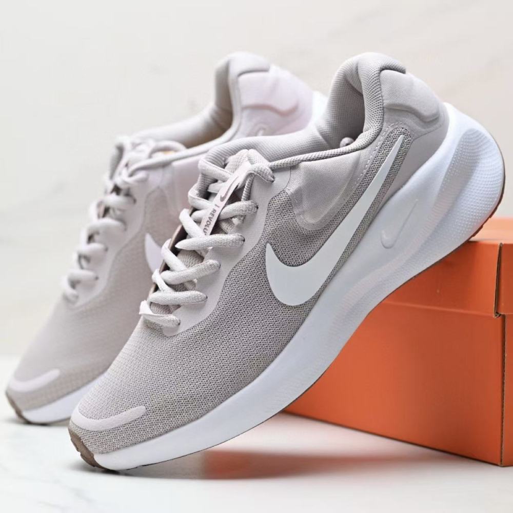 NIKE Revolution 7
