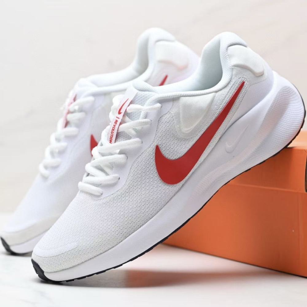 NIKE Revolution 7