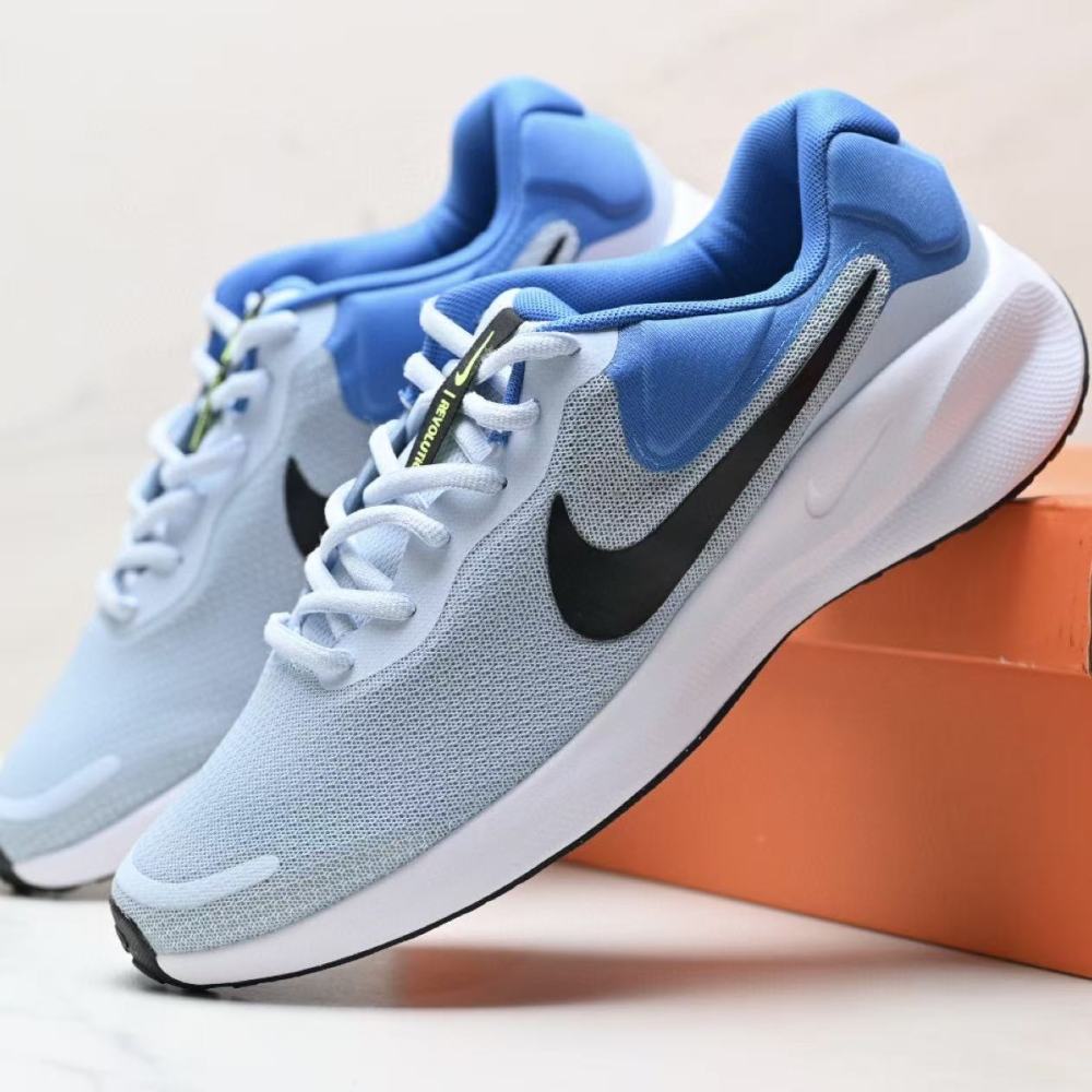 NIKE Revolution 7