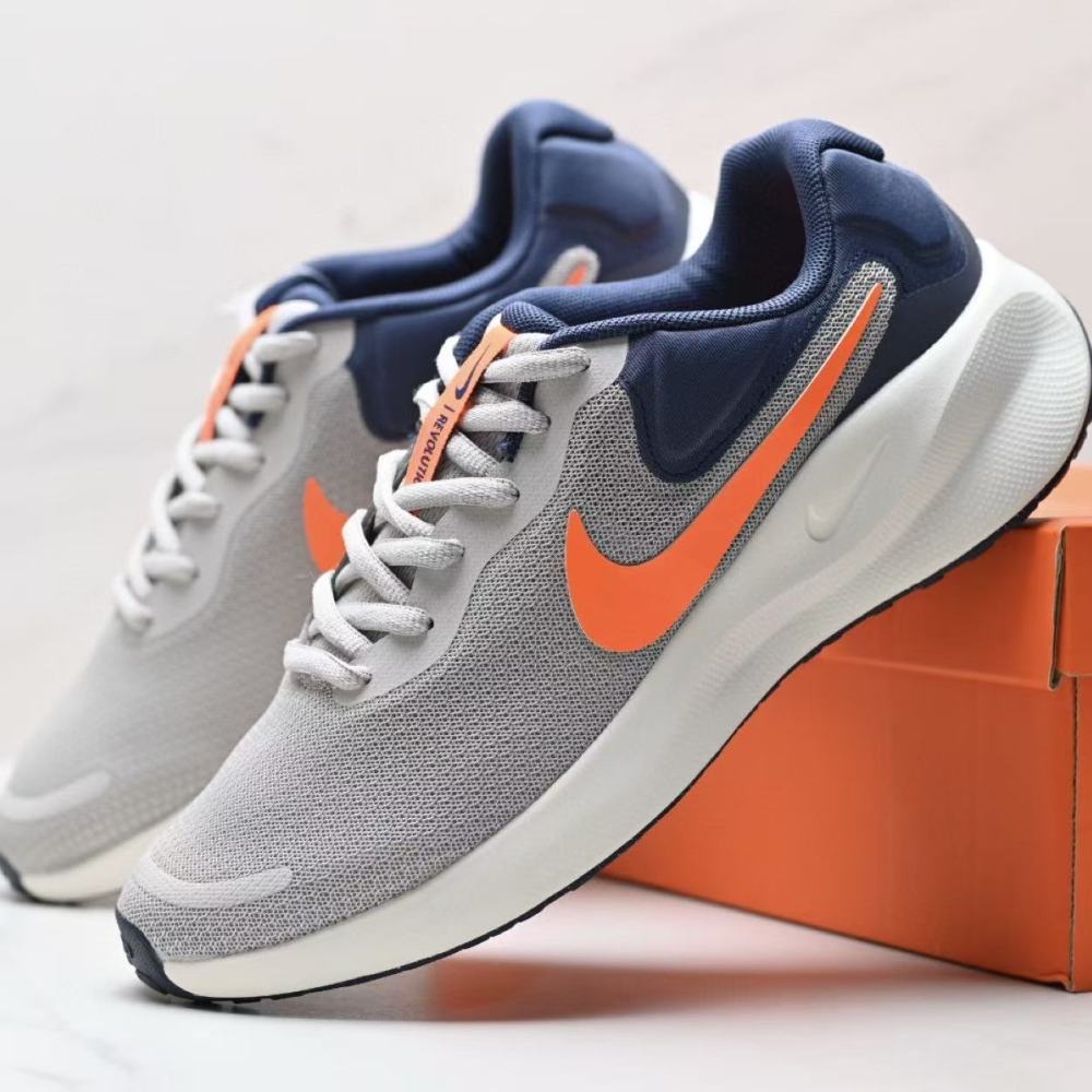 NIKE Revolution 7