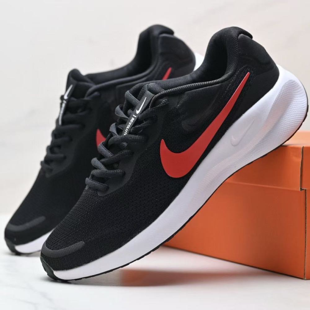 NIKE Revolution 7