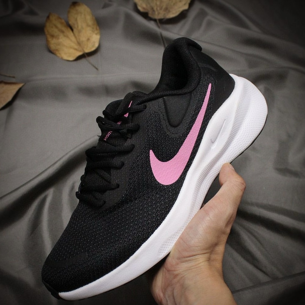 NIKE Revolution 7