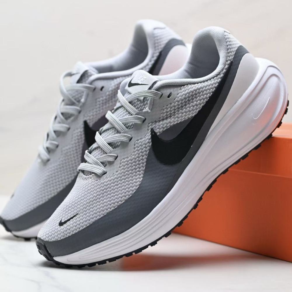 NIKE Revolution 8