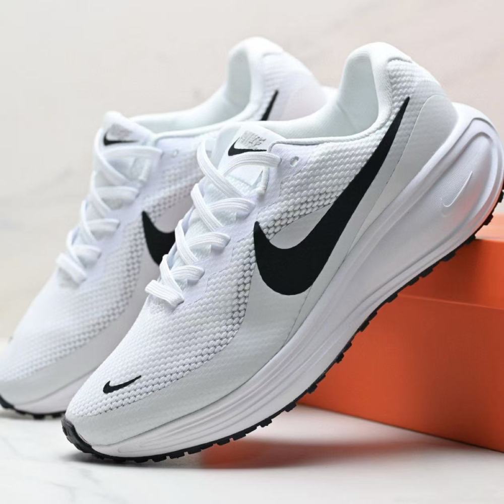 NIKE Revolution 8