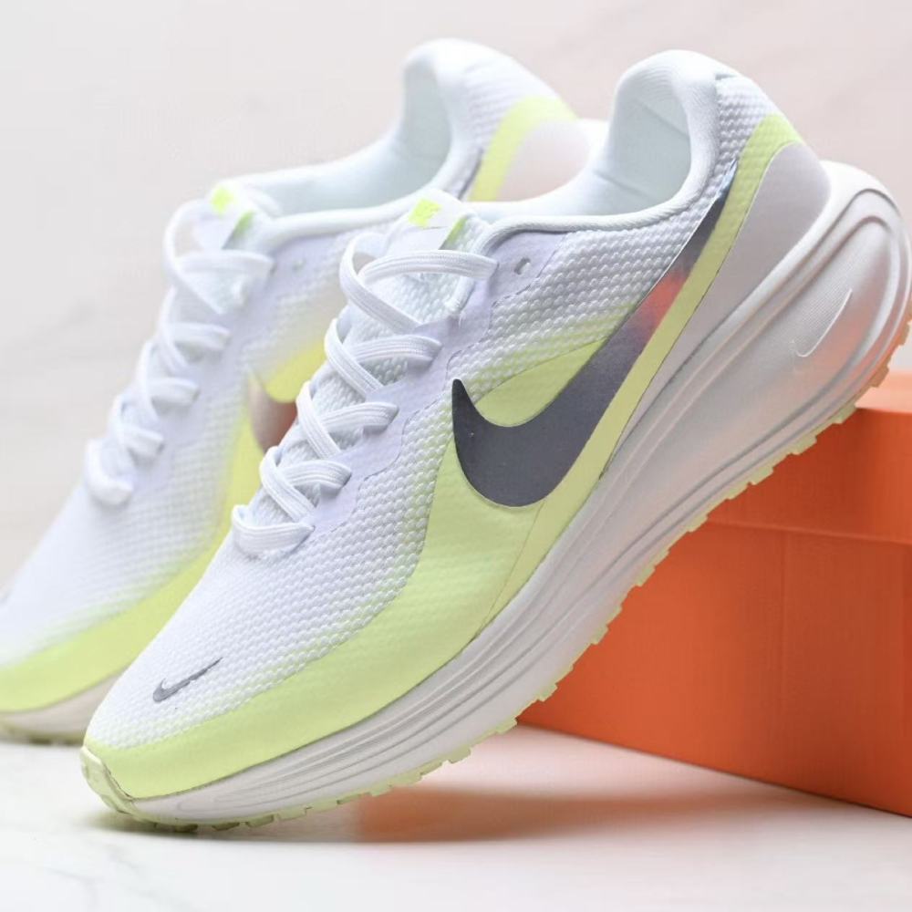 NIKE Revolution 8