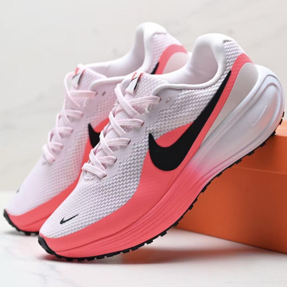 NIKE Revolution 8