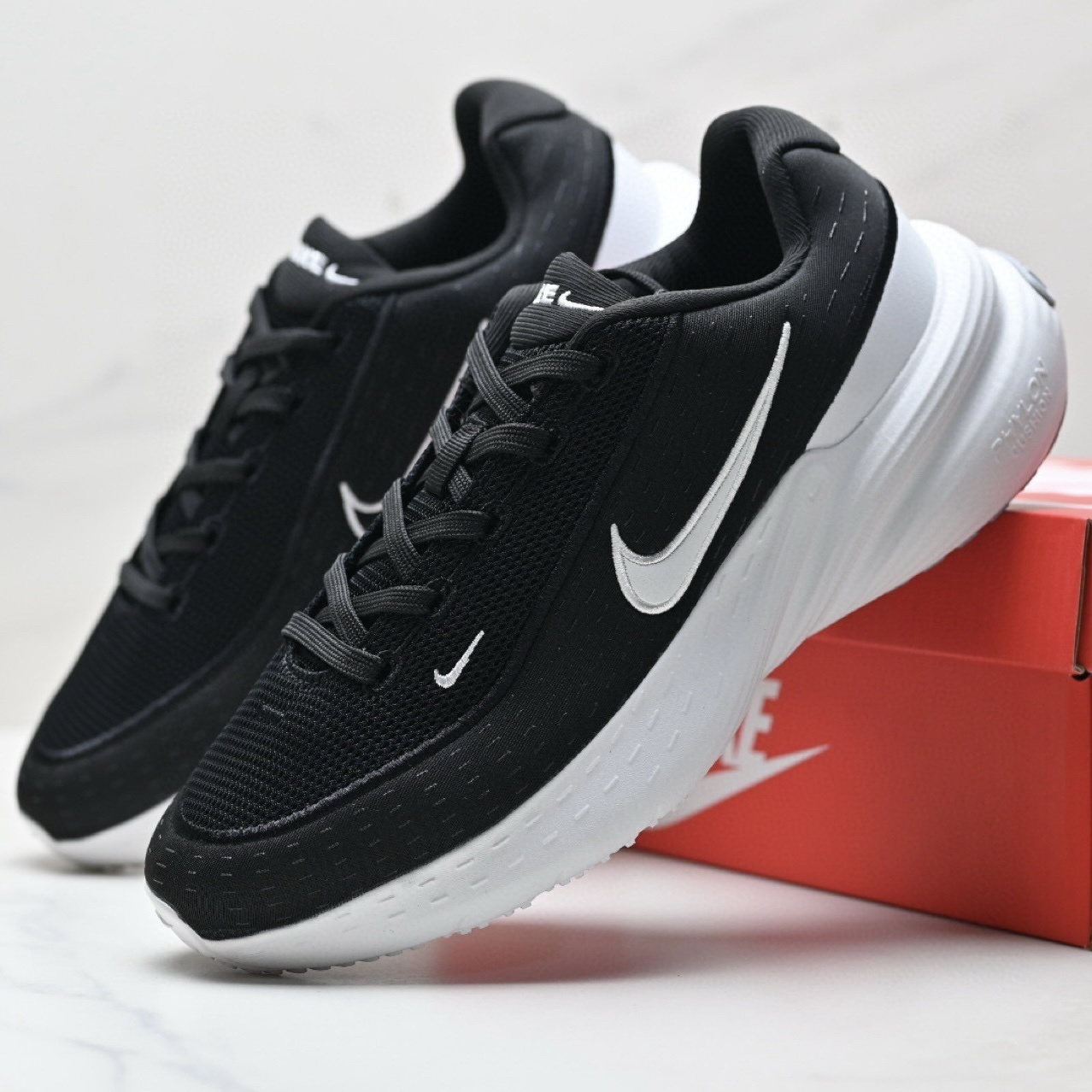 NIKE Uplift SC