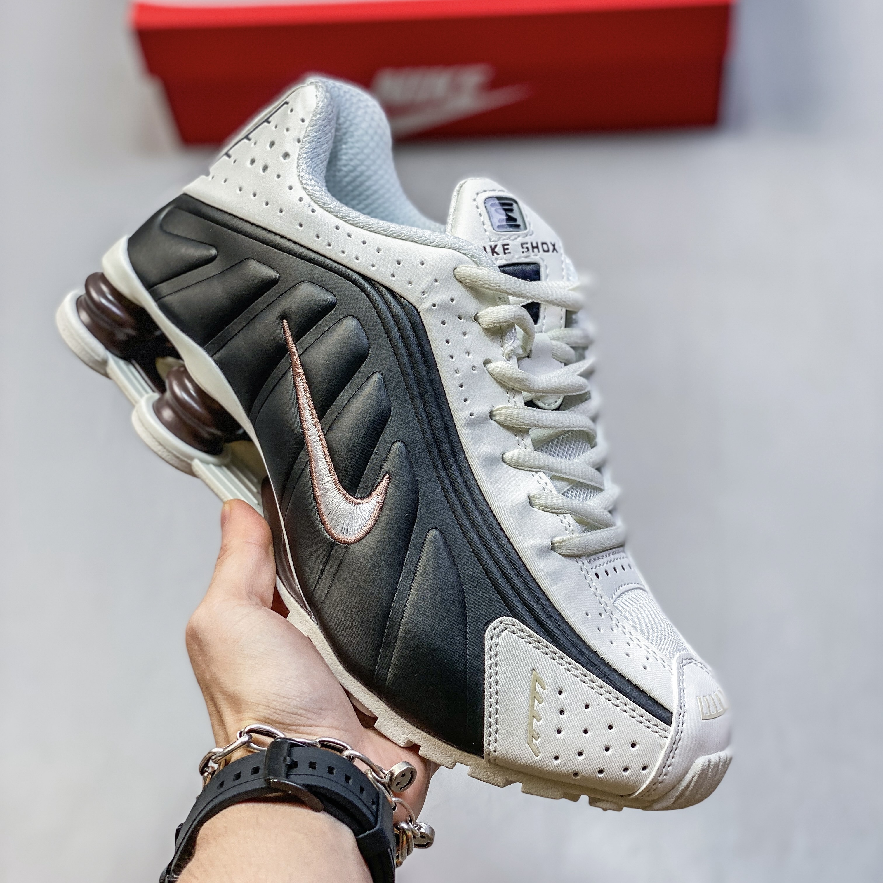 NIKE shox r4