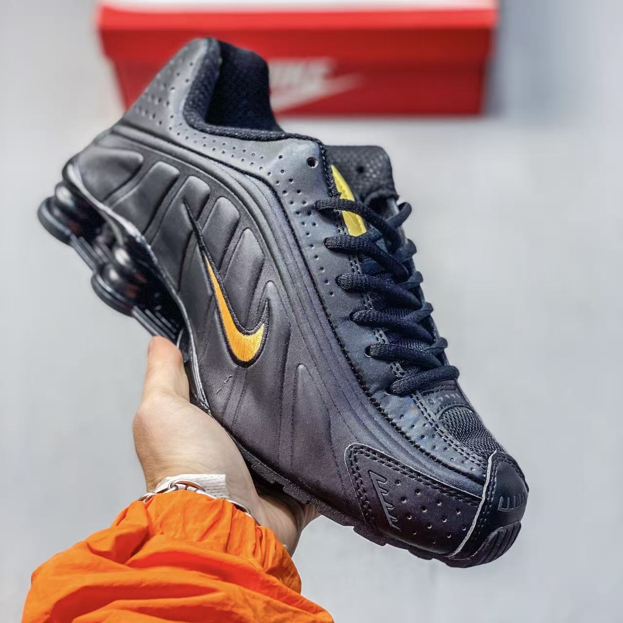 NIKE shox r4