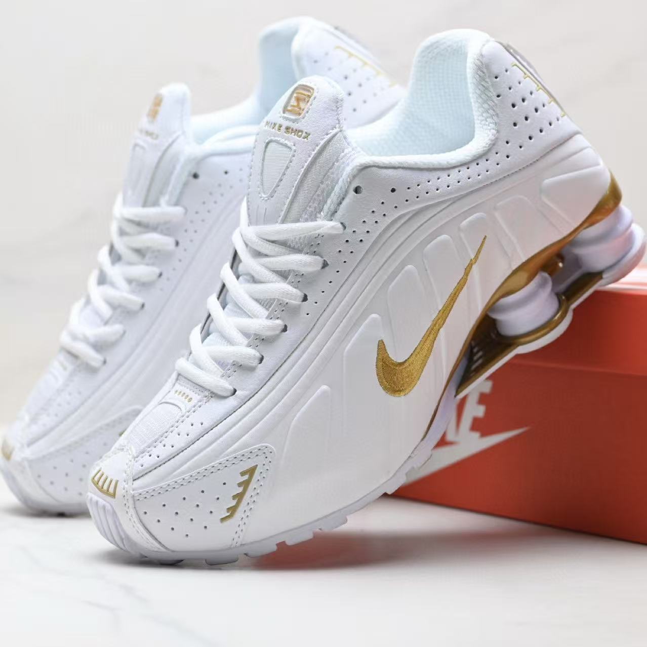 NIKE shox r4
