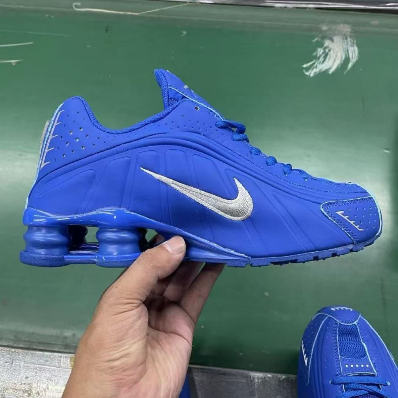 NIKE shox r4