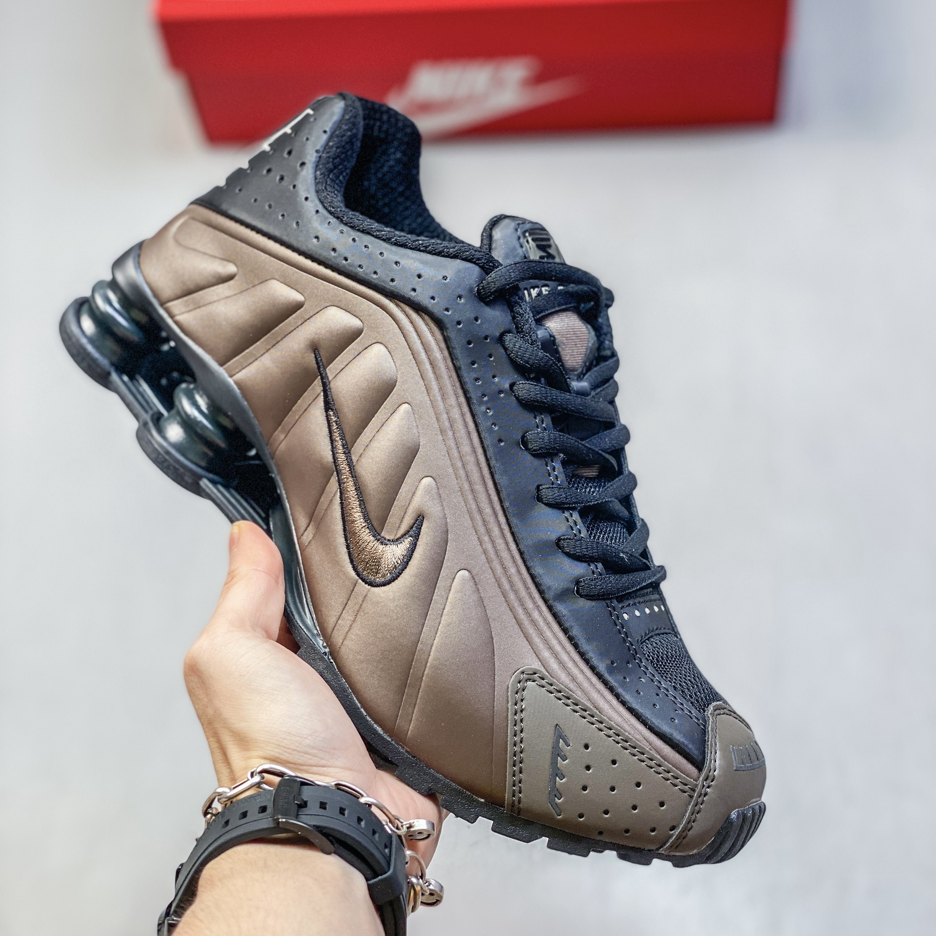 NIKE shox r4