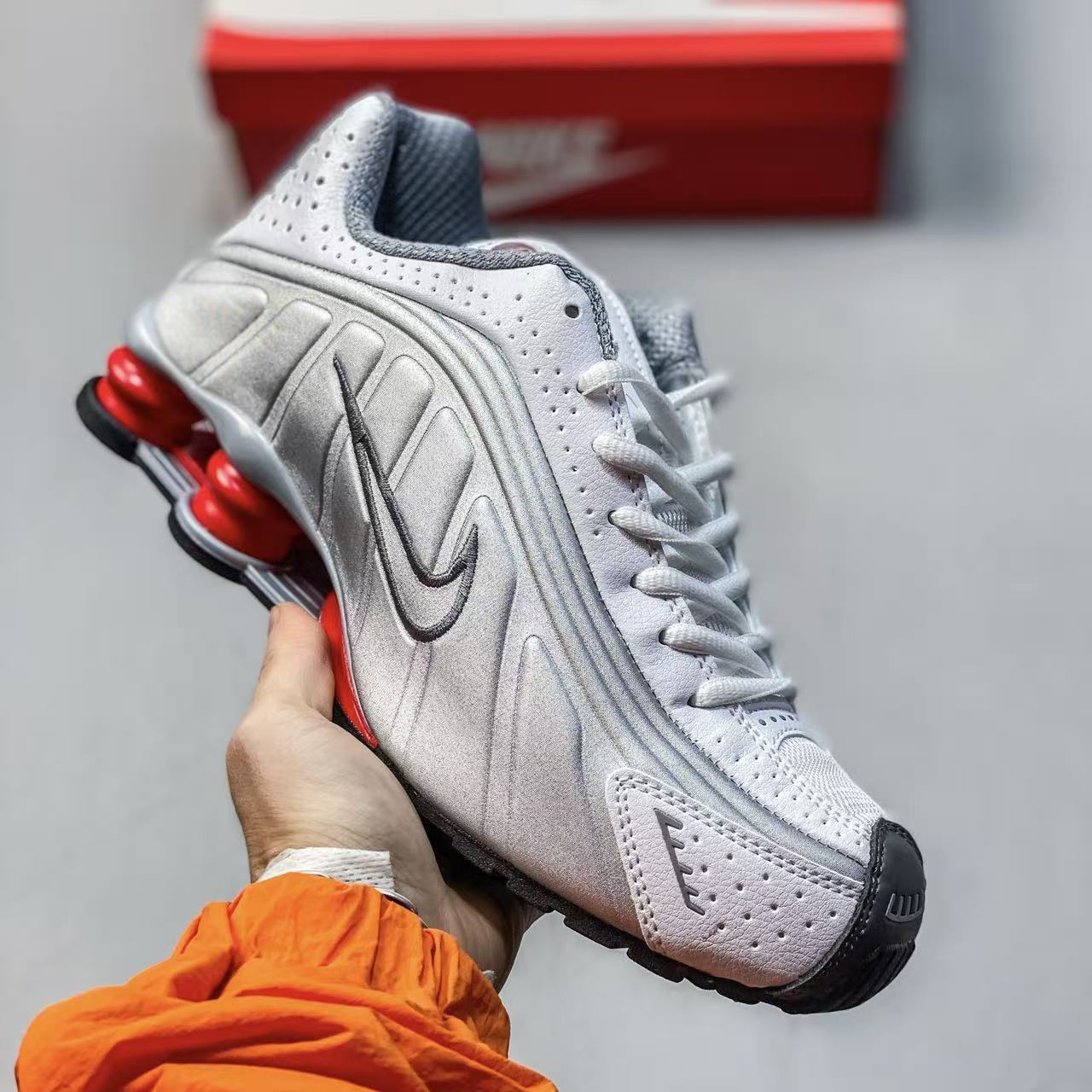 NIKE shox r4