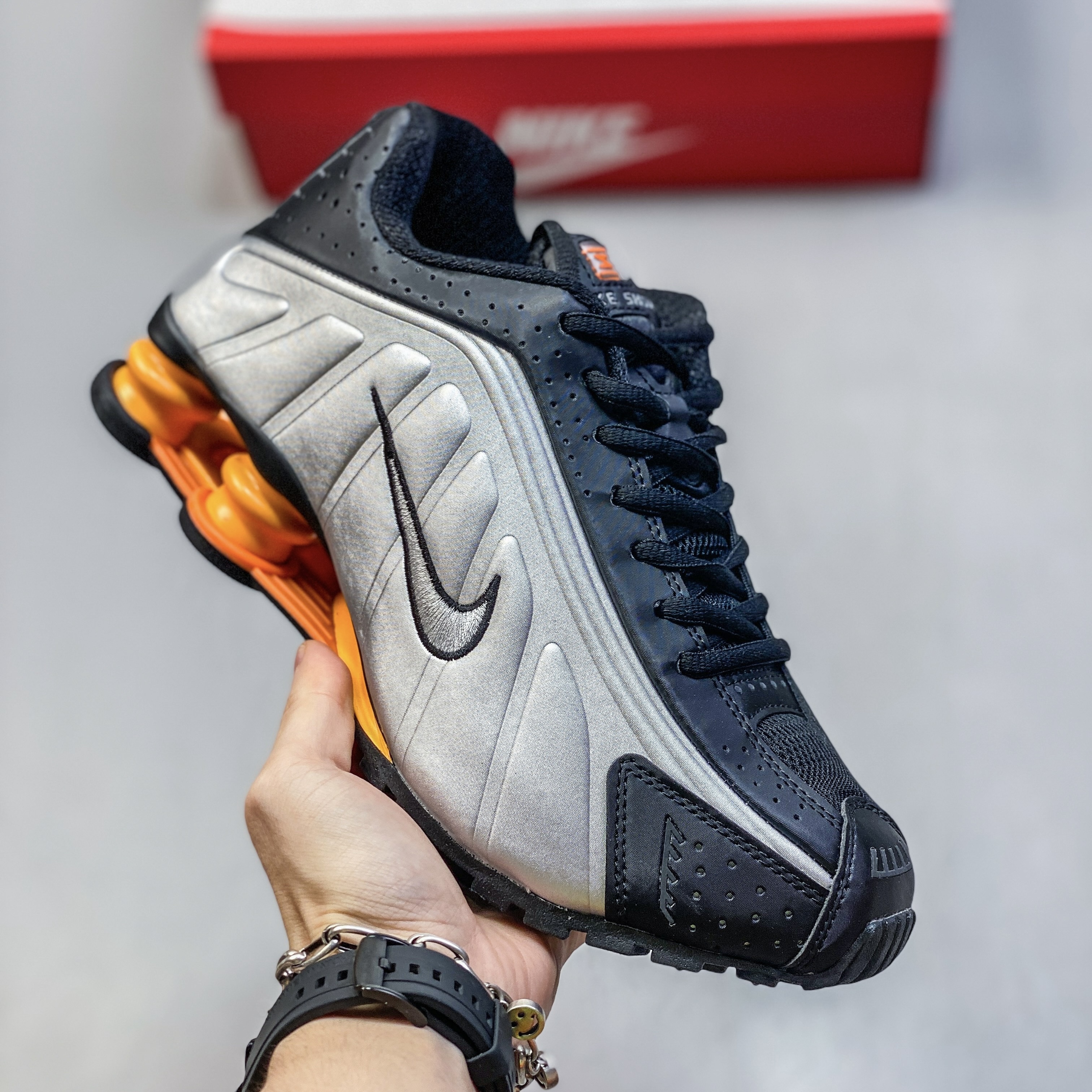NIKE shox r4