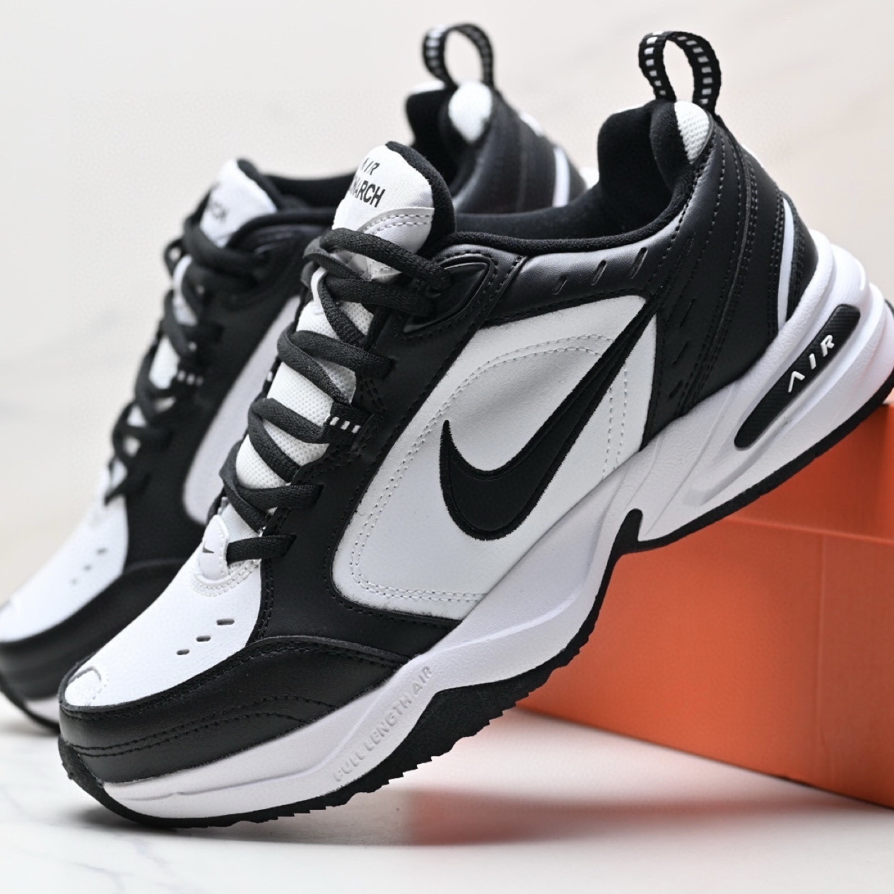 NIKE Monarch 4