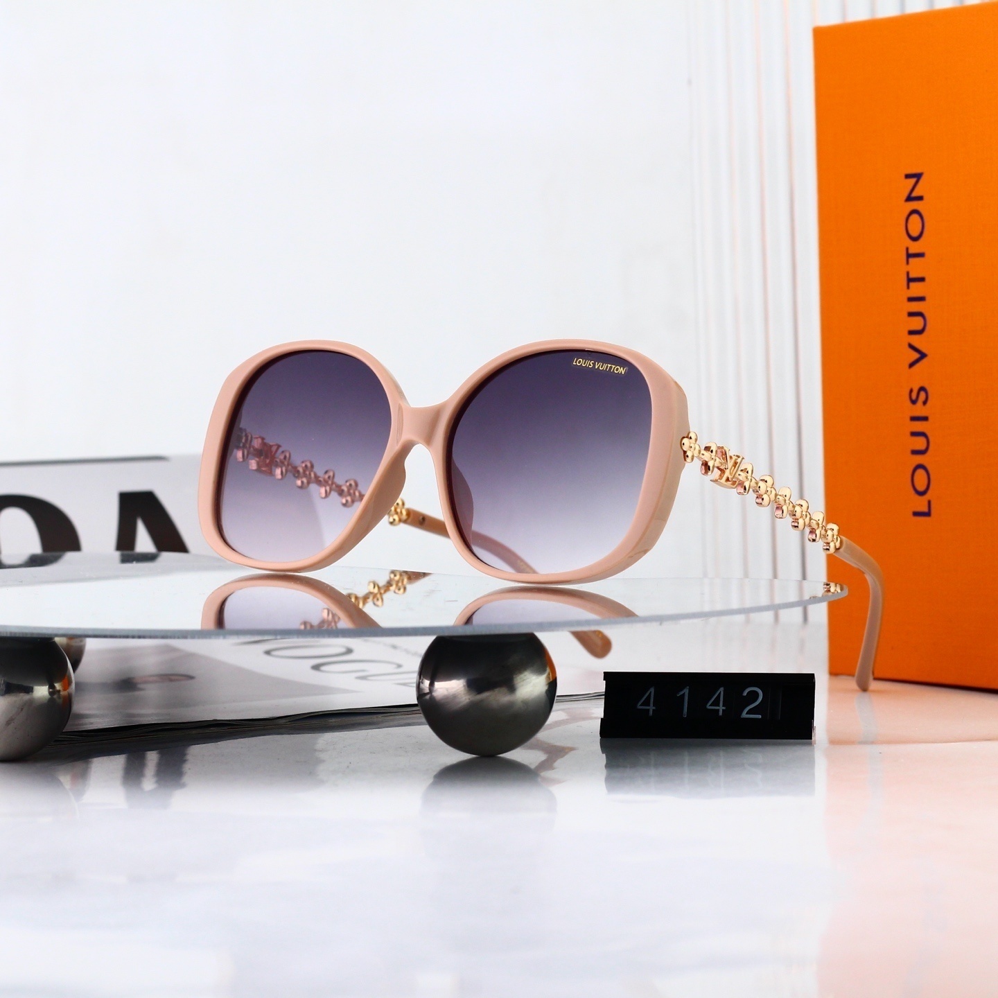 Louis Vuitton Monogram Embossed Chain Temple Fashion Sunglasses  4142